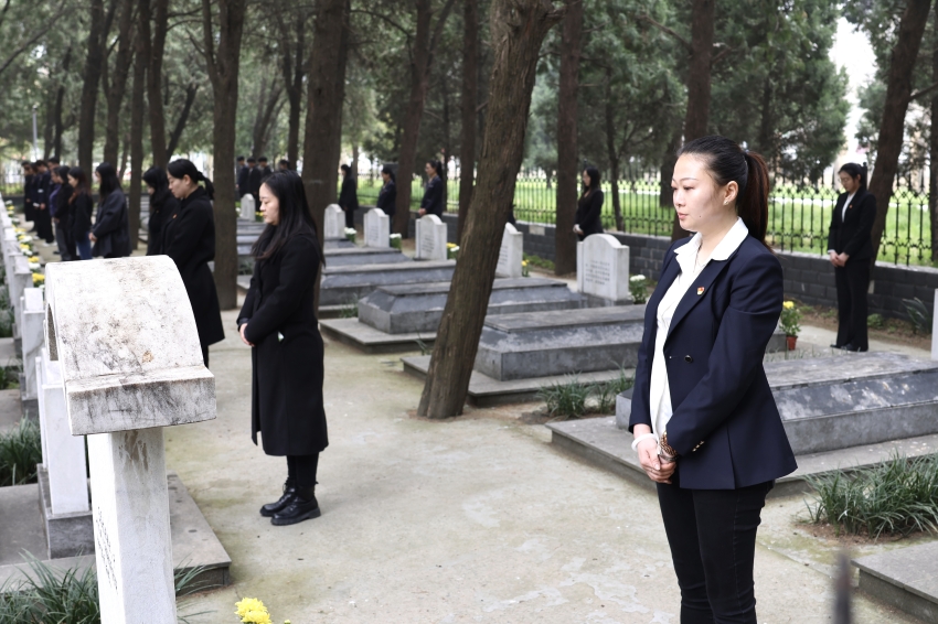 2 墓碑前追思缅怀革命先烈.jpg